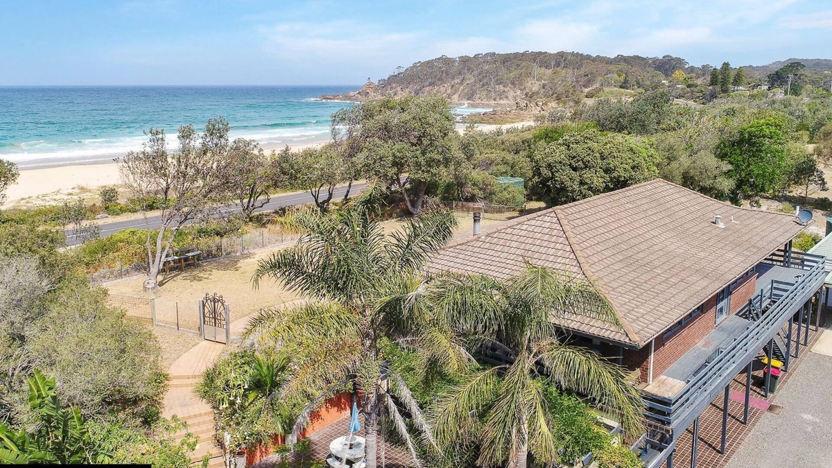 Cuttagee House | ART HOUSE- 4 BEDROOM