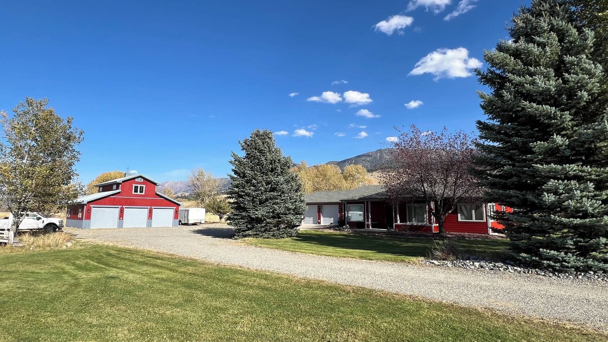 Billings House | Art Lover’s Retreat in Scenic Pray, MT