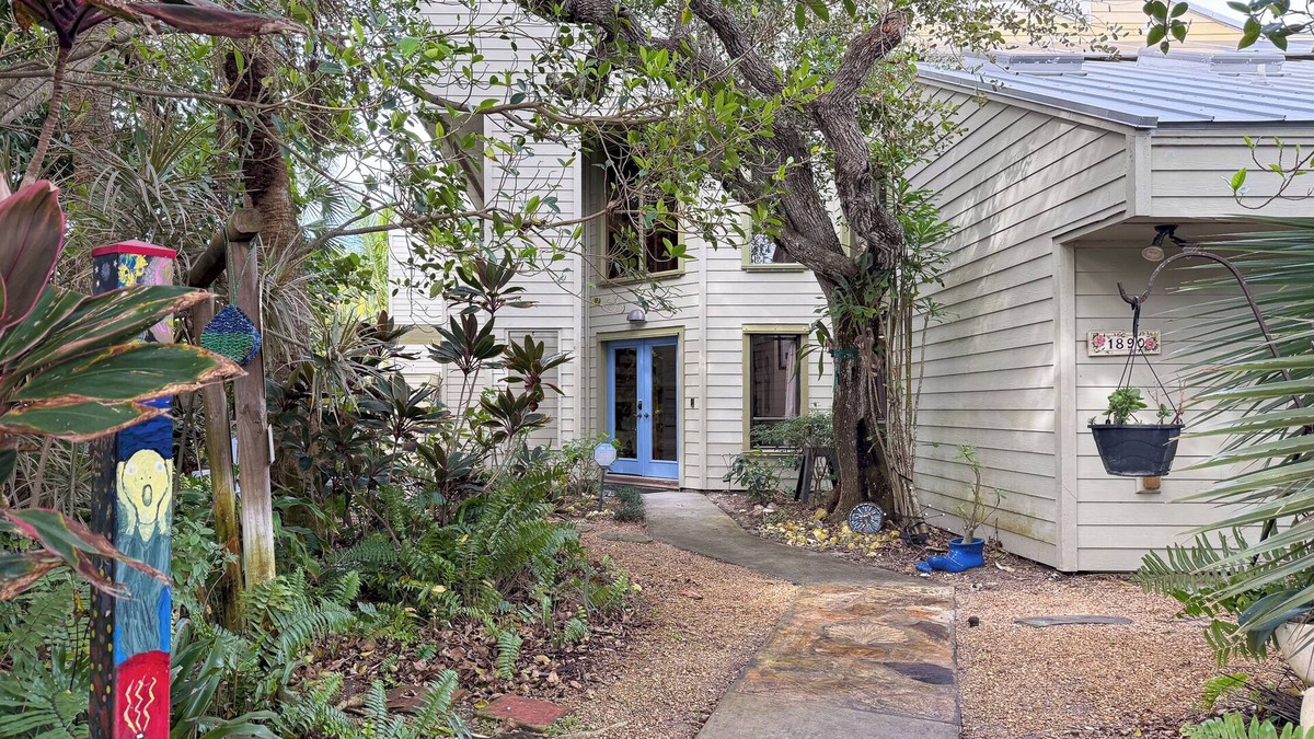 Old Orchid House | Art on the Beach Paradise 200ft from Beach!