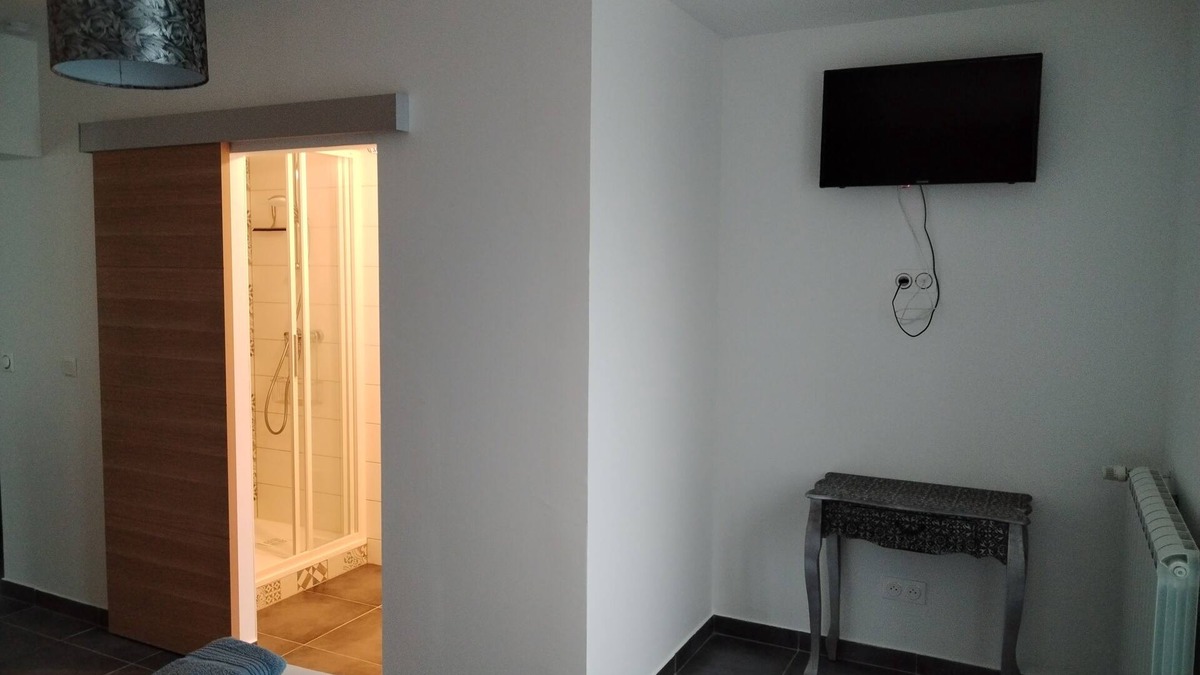 Saints Apartment | ART on the ground floor and terrace