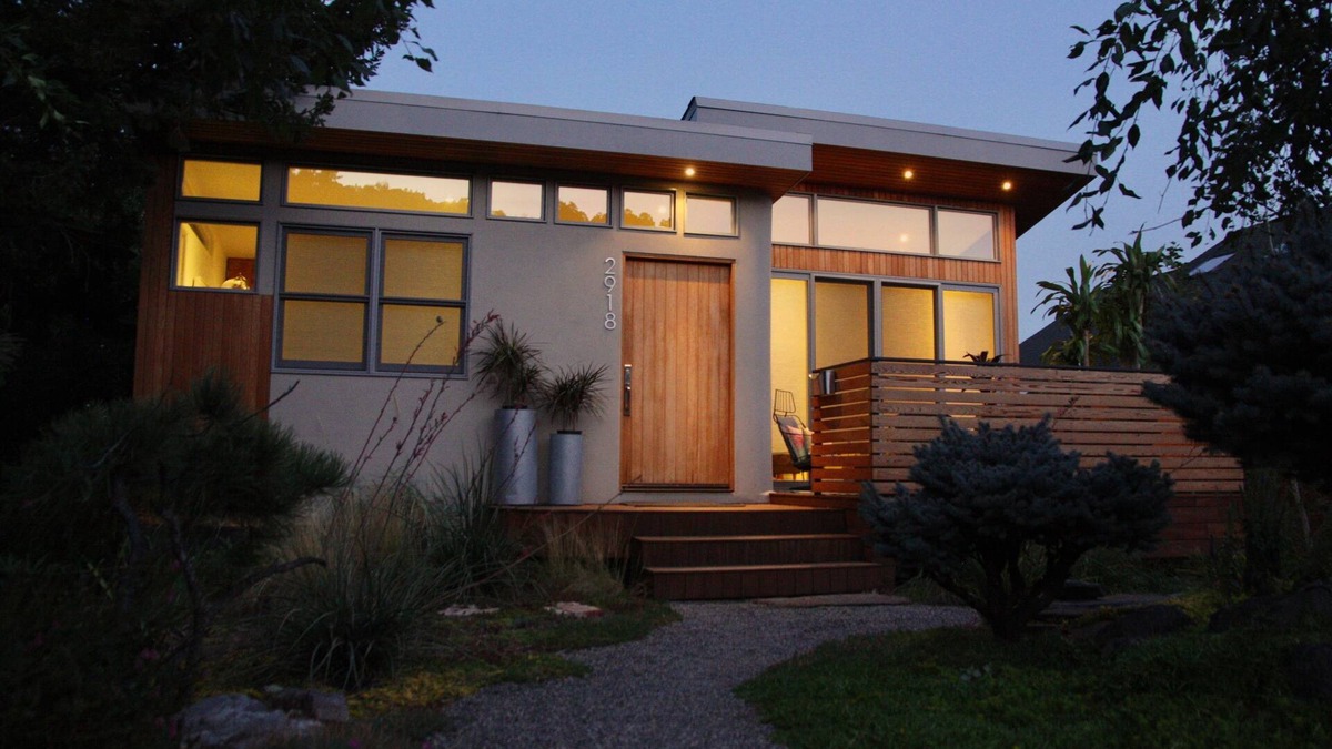 Newlands House | Artful Abode: Breezy In/Out Flow, Views & RoofDeck. Easy Walk to Pearl & Trails
