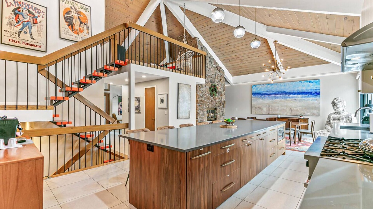 South Park Hill House | Artful Stay: Spacious Smart Home with LED Art - 10+