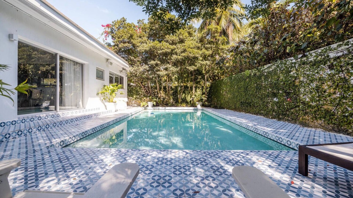 El Portal House | Artist Den Cozy Home with Pool and Parking
