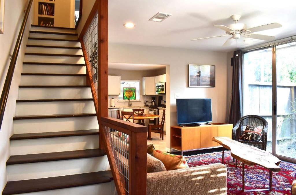 Boulevard Oaks Apartment | Artist Refuge in Beautiful Oak-lined Neighborhood