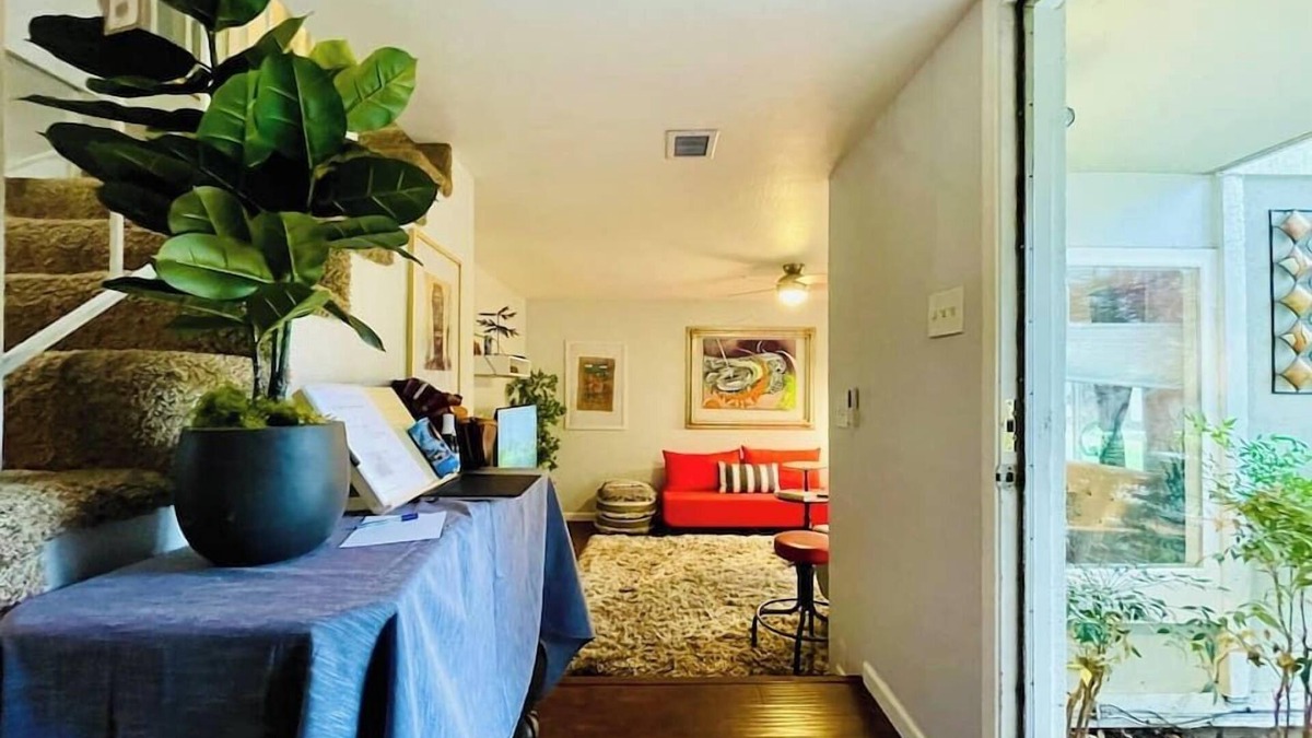 Southeastern Sacramento Condo | Artist's Condo with 2 Bedroom & Arcade