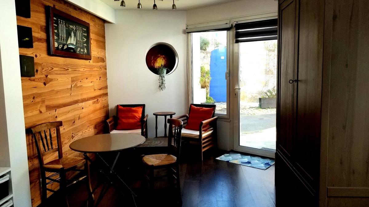 Camaret-sur-Mer Apartment | Artist's gîte 50 m from the sea and stores, quiet, flower-filled street