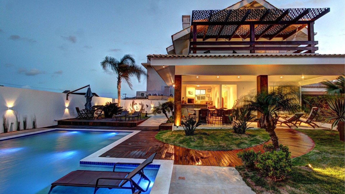 Canto Grande House | Artist's House, 4 suites, and an amazing pool 60 m from the sea.
