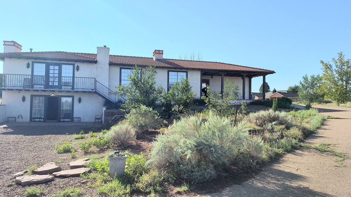 Snowflake House | Artist Suites - Spacious Walk-out Basement