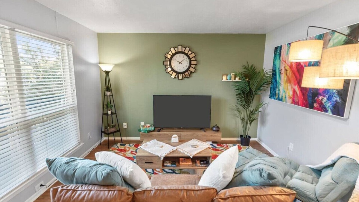 Fort Worth Apartment | Artistic 1BD: TCU Walkable, Vibrant & Convenient!