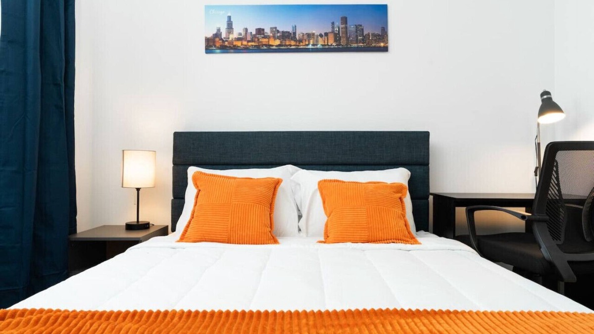 Uptown Apartment | Artistic Loft Rooftop | 13 mins DT | 4 mins Lake