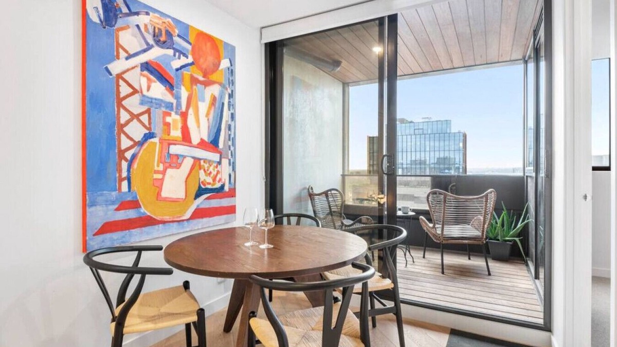 Collingwood North Apartment | Artistic Urban Getaway just off Smith Street!
