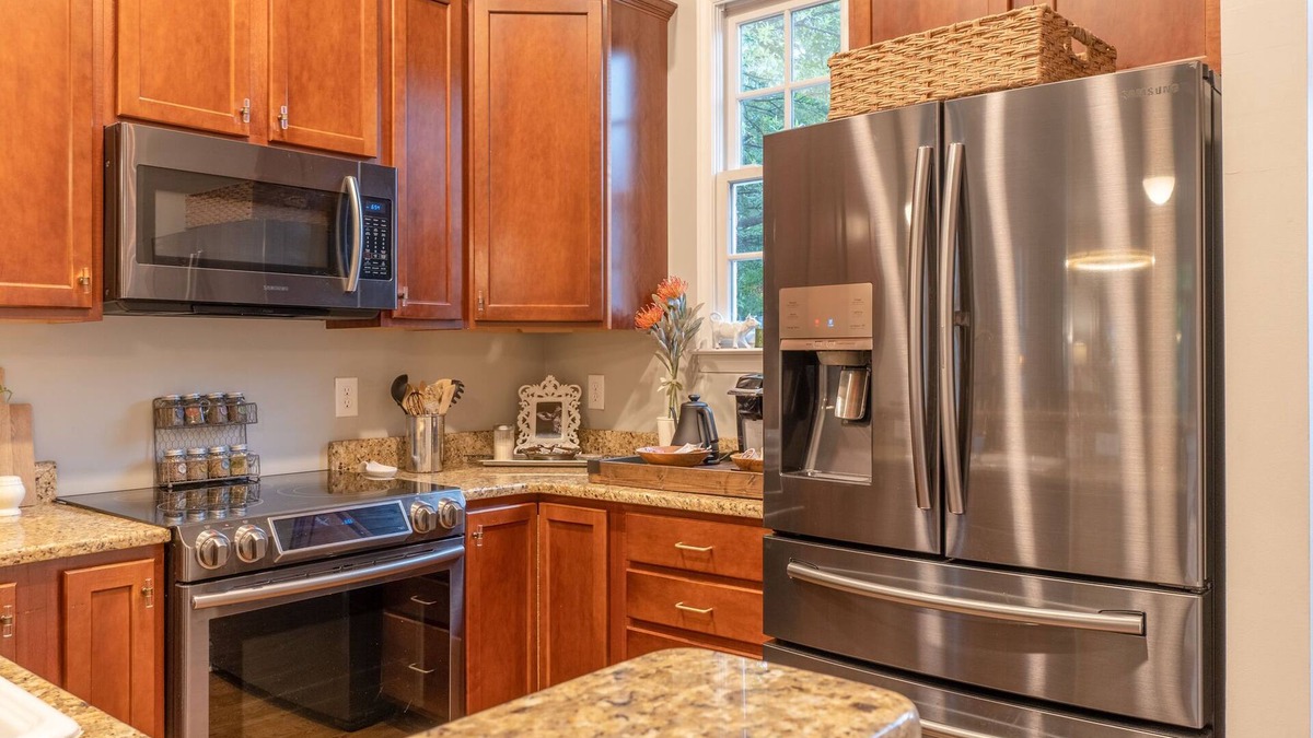 Southside House | Artistic Urban Retreat- Walk to south end downtown!