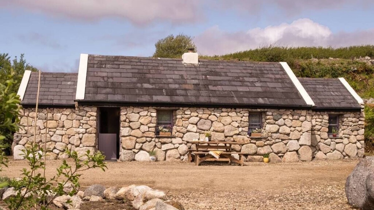 Spiddal Cottage | Artists' Cottage (Entire) @ Multi Award-Winning Cnoc Suain