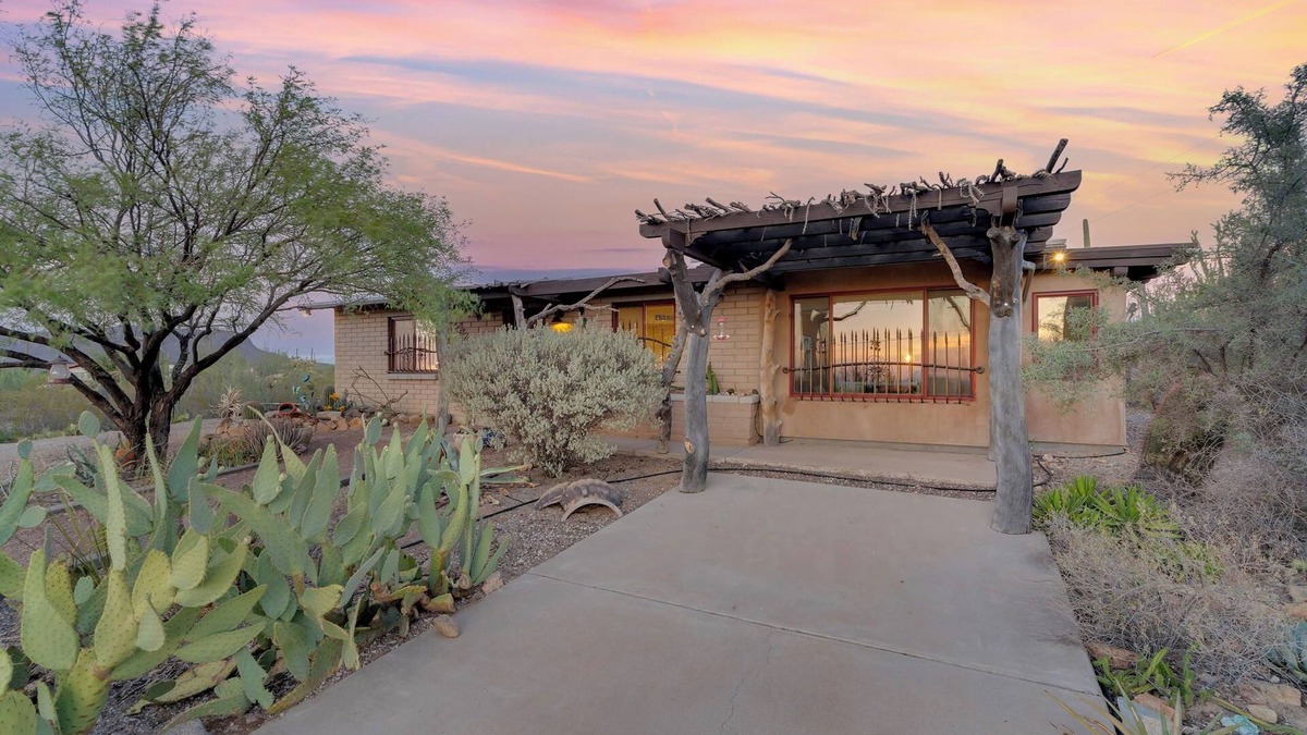 Picture Rocks House | Artist’s Delight, Conveniently Remote Saguaro Saturated Views