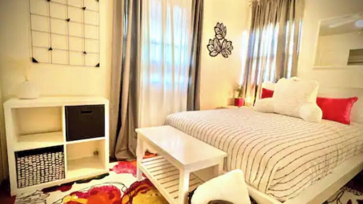 South Bend House | Artsy 2 bedroom-Free parking-Ideal for long stays