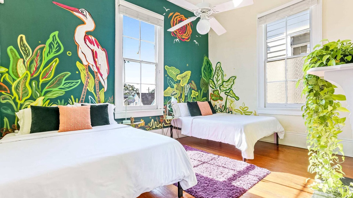 East Riverside Apartment | Artsy Magazine St | Grand Balcony | Great Location