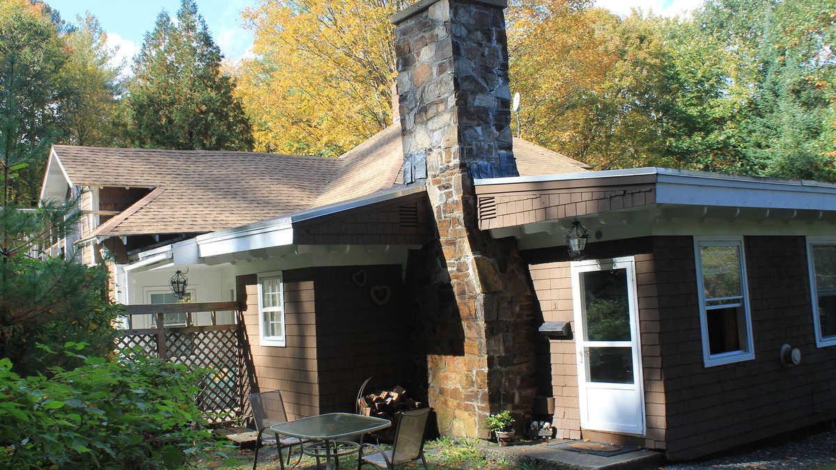 West Brattleboro Apartment | Artsy, Pet-Friendly Studio with a Forest in the backyard