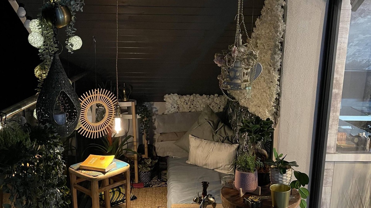 Caterham House | Artsy Retreat - Sleeps 8, Free Parking & Balcony