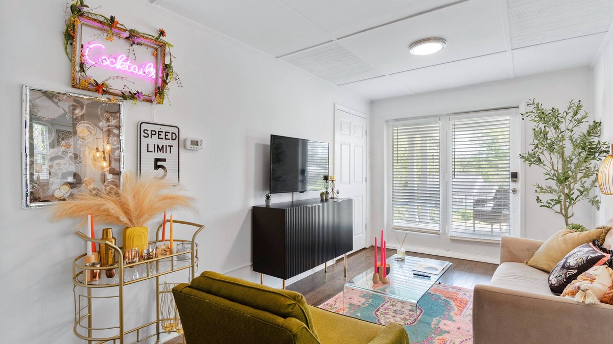 Hapeville House | Artsy, Retro and Spacious Home, 6 minutes from Airport with Ample Privacy