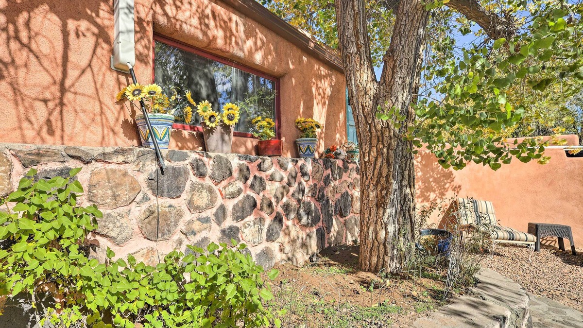 Santa Cruz Apartment | Artsy Santa Cruz Apartment w/Shared Fire Pit!