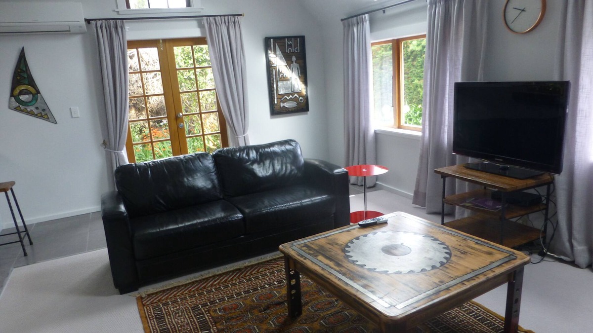 Eketahuna Apartment | Arty Place -where you can relax and enjoy art.