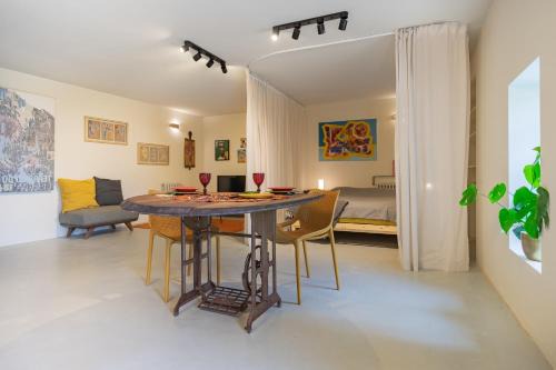 Mafra House | Arty Studio in a farm house