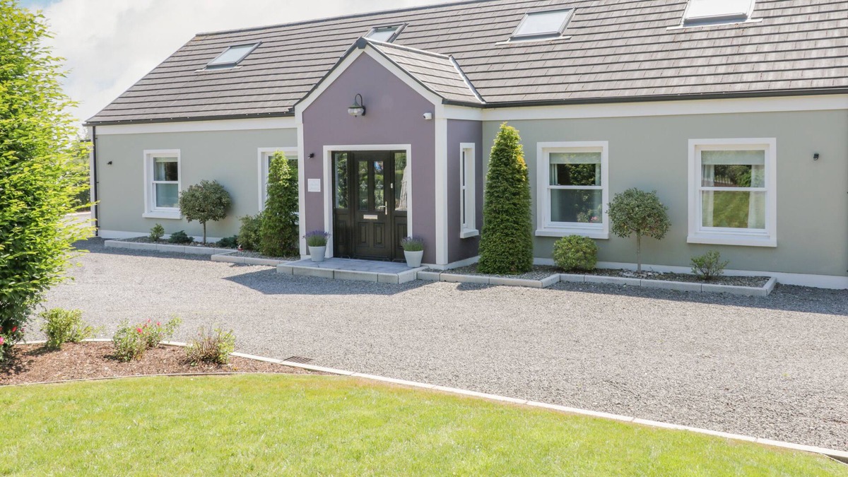 Omagh Cabin | ARVALEE RETREAT, pet friendly, character holiday cottage in Omagh