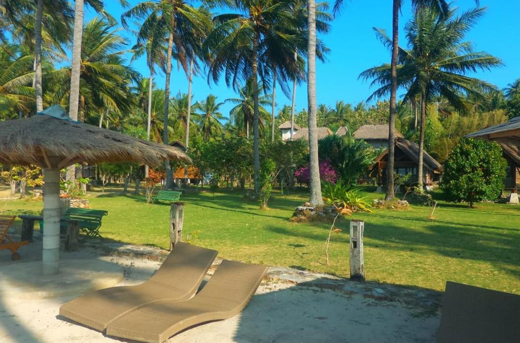 Karimunjava Resort | Ary's Lagoon Bungalow & Hotel