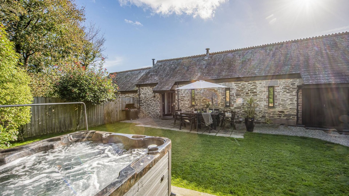 Liskeard Cottage | As a former cider press, Hob Nob is no stranger to a gathering of family and friends. It's delightfu