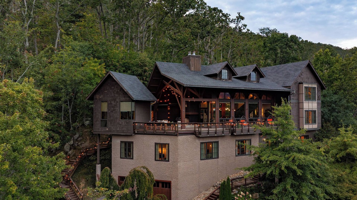 Asheville House | Asheville Luxury Retreat -Mountain Views, Golf Simulator, Sauna, Hot Tub, Gym