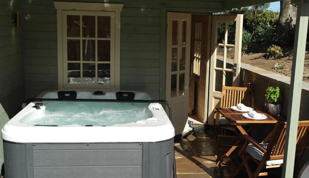 Fylingthorpe Apartment | Ashford house 'The Snug' private hot tub
