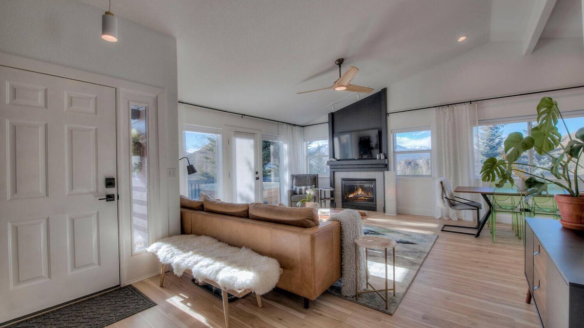 Corinthian Hills House | Aspen Forest Leaf Retreat w/Hot Tub - 3/3 Designer Home Minutes to Ski & Hikes!