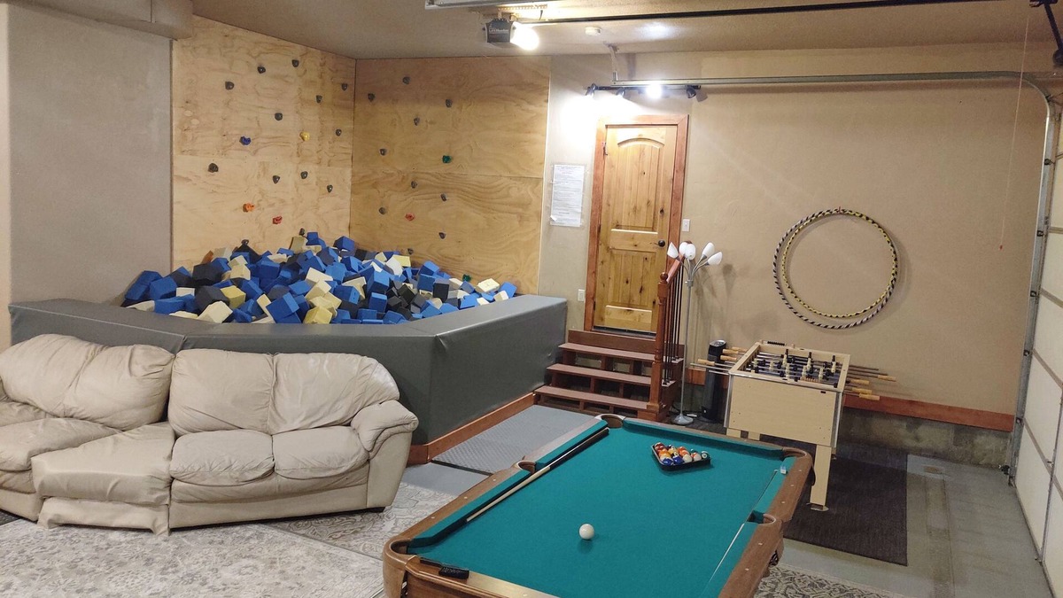 Garden City Cabin | Aspen Lodge. Family Fun, Foam pit, Indoor play area. Great for large groups!