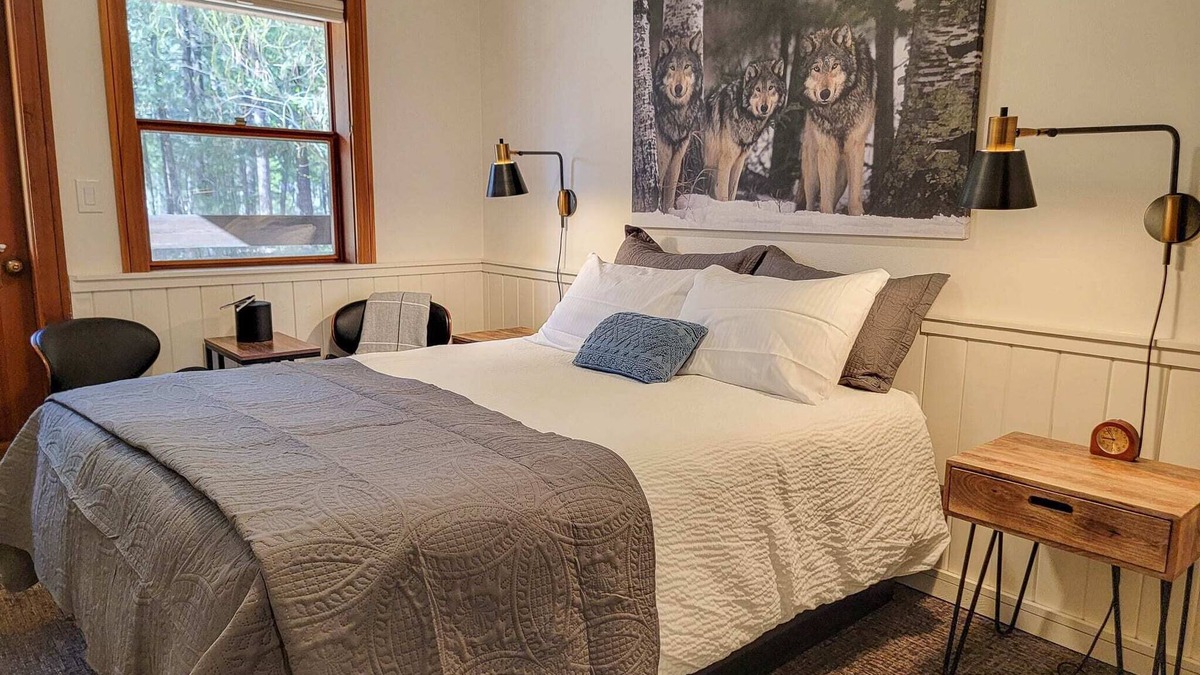 Mazama House | Aspen - queen bedroom w/deck at The Inn At Mazama