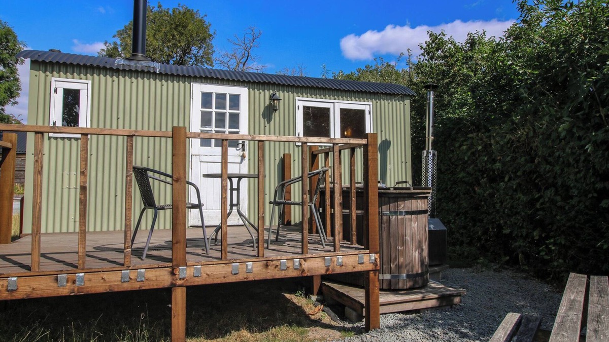 Craven Arms Cottage | ASTON - SHEPHERD HUT, romantic, with hot tub in Aston On Clun