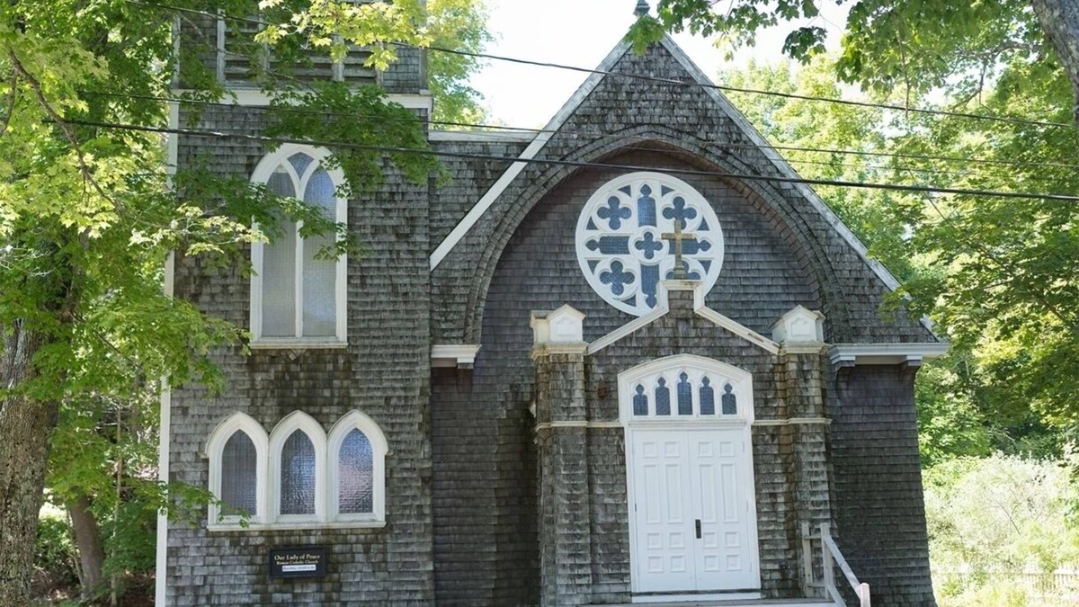 North Haven House | Astonishing Church converted into new three bedroom dramatic house in village
