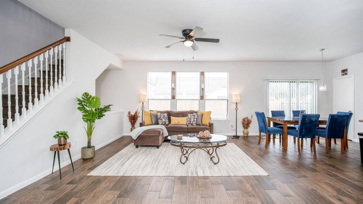 Mission Bend House | Astonishing Oasis in Houston, 4 Bdrm/2.5 Bath/Pool table/Office/Backyard