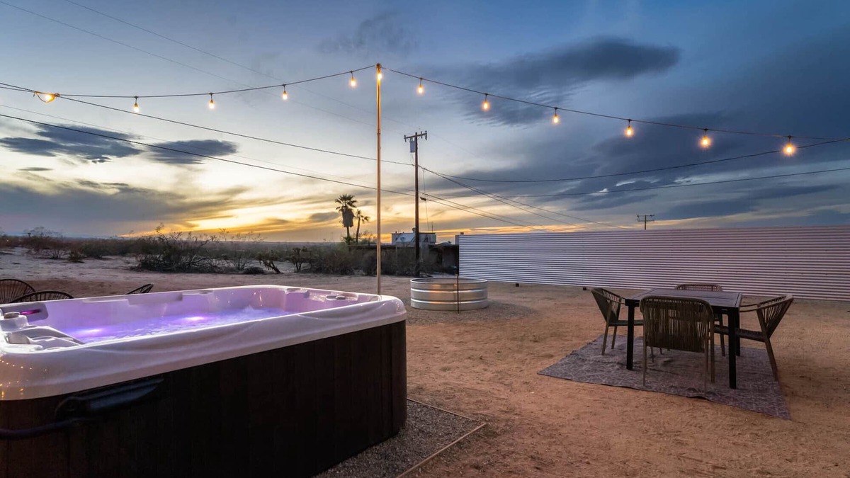 Twentynine Palms House | ❤ASTRO❤SUNSETS❤HOT TUB+SOAKING TUB❤10 MIN TO JTNP