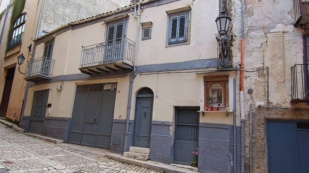 Corleone House | At 50 mt from the center of Corleone cozy facility with free bike shelter