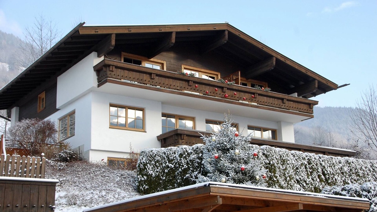 Bruck an der Grossglocknerstrasse Apartment | Cosy apartment near Zell am See, just minutes from ski slopes and Lake Zell!