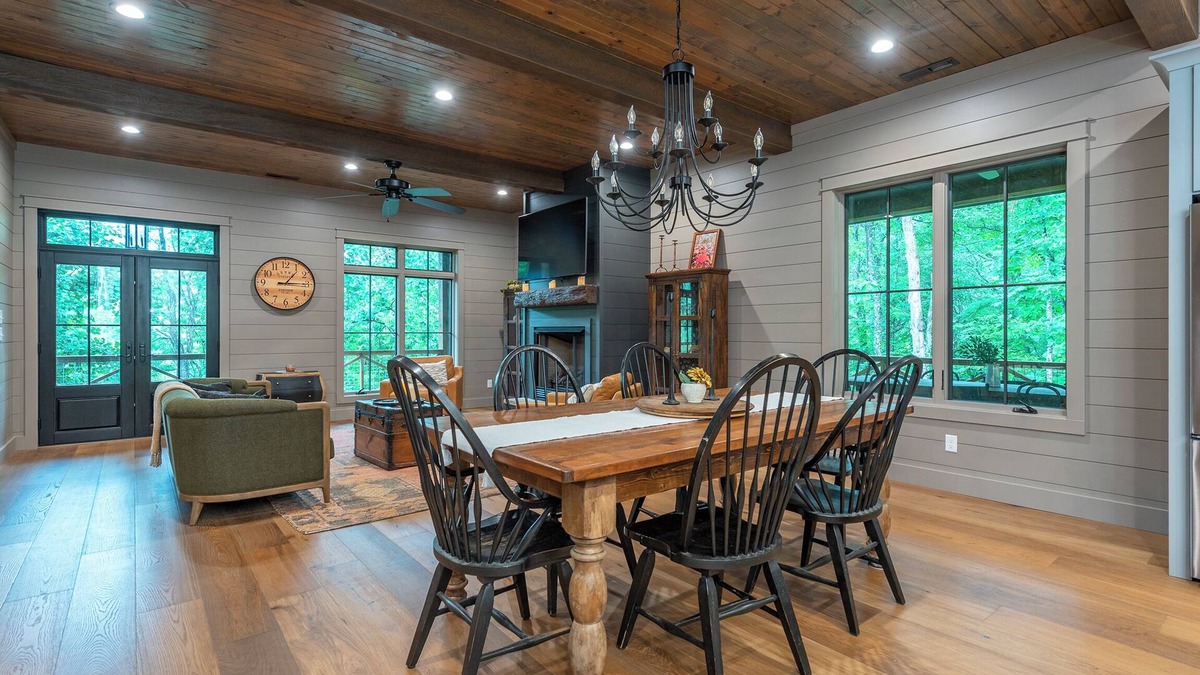 Burnsville Cabin | At Last Mtn Cabin, Hike to Crabtree Falls, Hot Tub+Fire Pit, Close to Parkway.