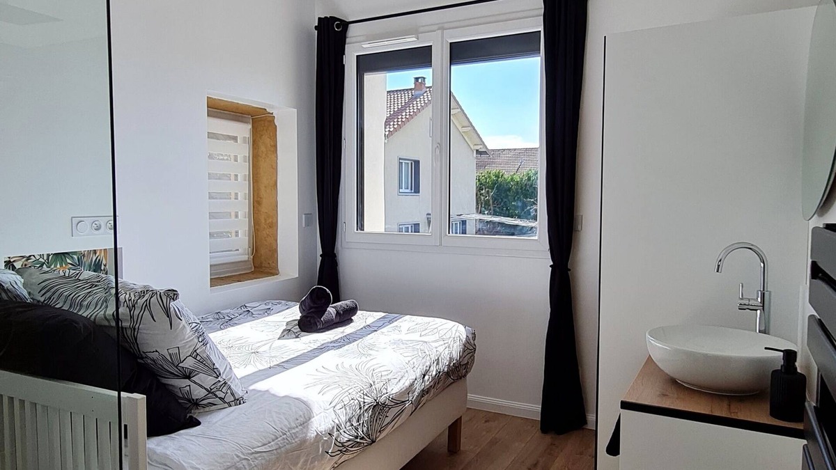 Saulaie - Claveliere Apartment | At Les Pierres Dorées, 10 minutes from downtown Lyon