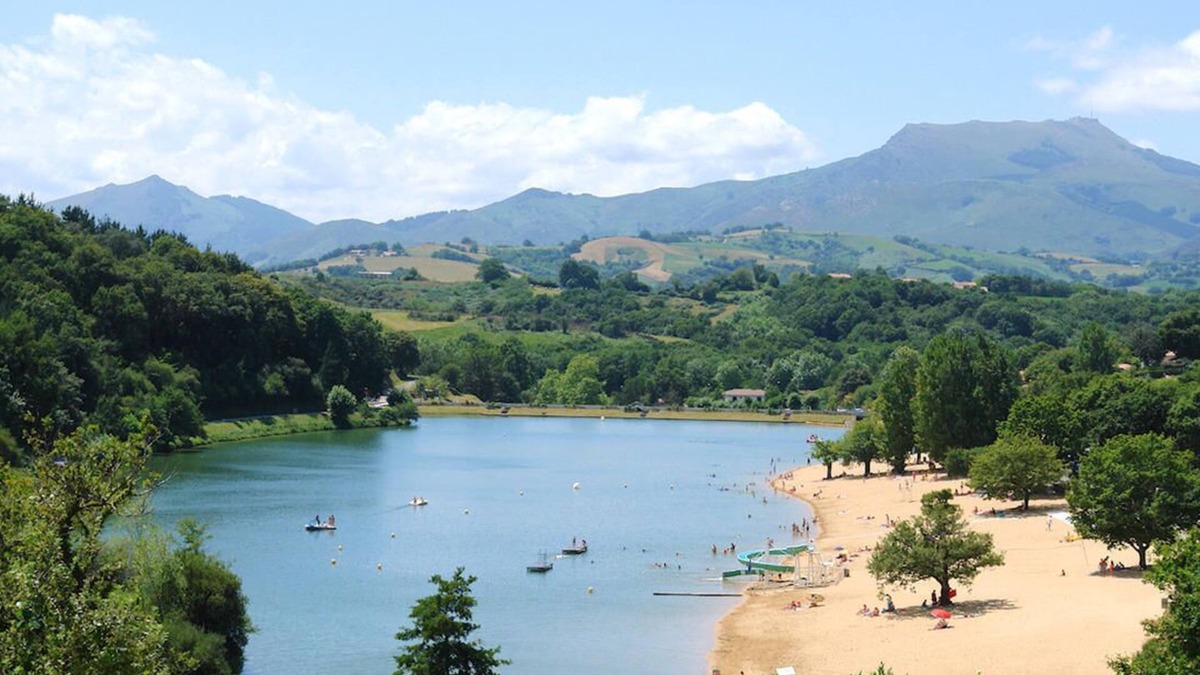 Saint-Pee-sur-Nivelle Apartment | At the forefront of Lake St-Pée-sur-Nivelle: feet in the water!