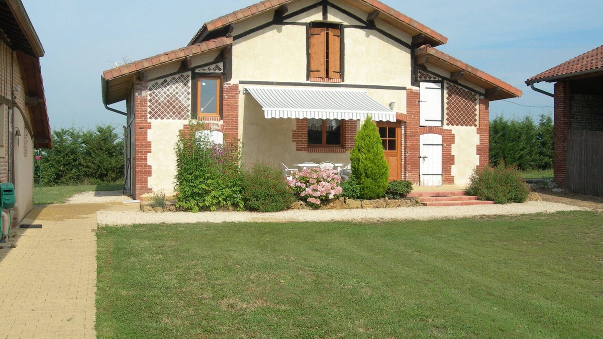 Cazeres-sur-l'Adour Cottage | At the heart of an equine farm. Reside in a cottage of 70 m. with a pool.