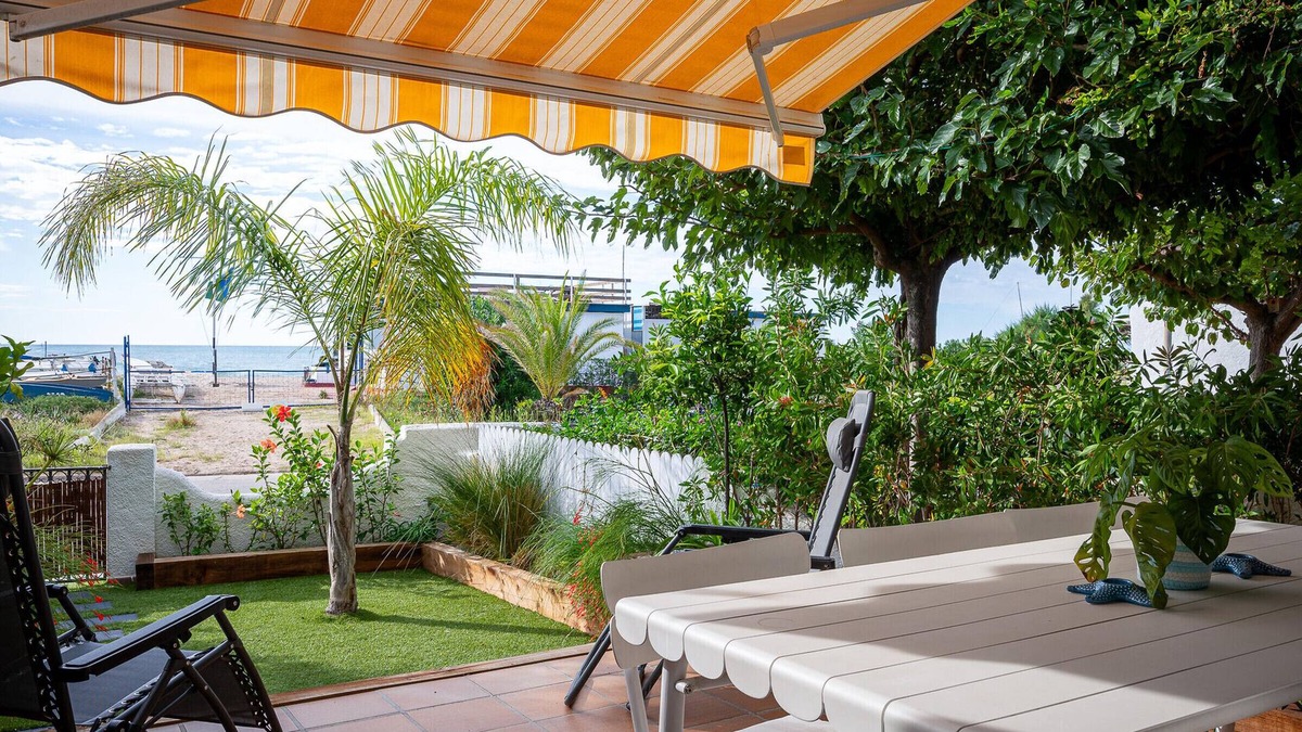 L'Avella House | AT153 Platja: Casa muy bien equipada en primera línea de la playa