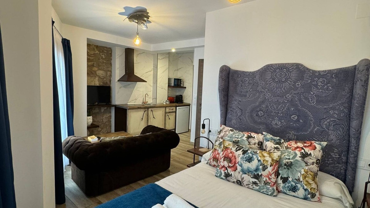 Old Town Apartment | ATENEO CUENCA, BOUTIQUE SUITES, with kitchen in the historic center.