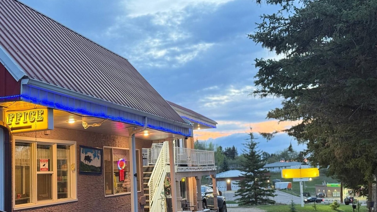 Athabasca Hotel | Athabasca Hillside Motel