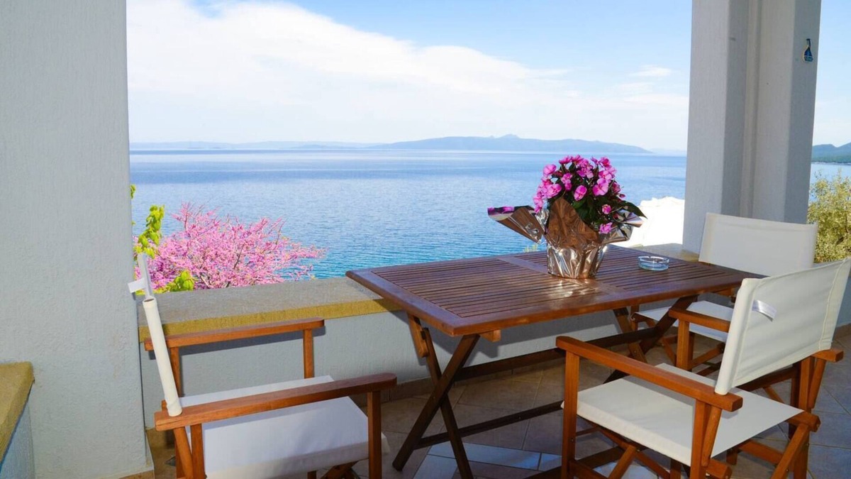 Pella Region Apartment | Athena Charming apt with stunning view!