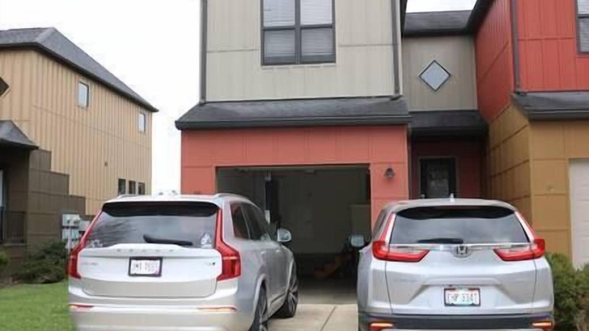 Athens House | Athens city townhouse, 2 king masters, 2.5 baths, FREE WIFI, Smart TV, 20