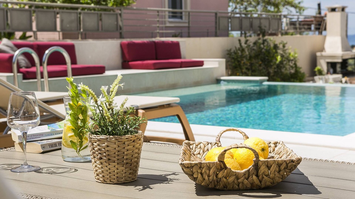 Lakithra Villa | ATHINAIS LAK VILLA,6 bedrooms,private pool, barbeque